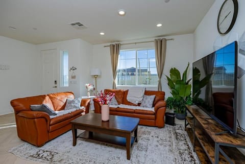 Luxurious Cozy Ontario Home Ideal Family Retreat House in Eastvale