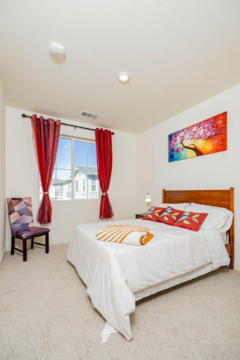 Luxurious Cozy Ontario Home Ideal Family Retreat House in Eastvale