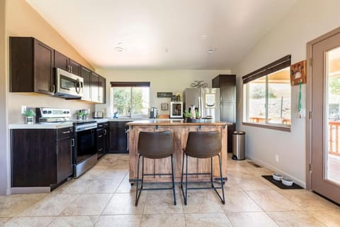 Serendipity Retreat - Dogs Welcome Farm Tours and Private Yoga Sessions House in Atascadero