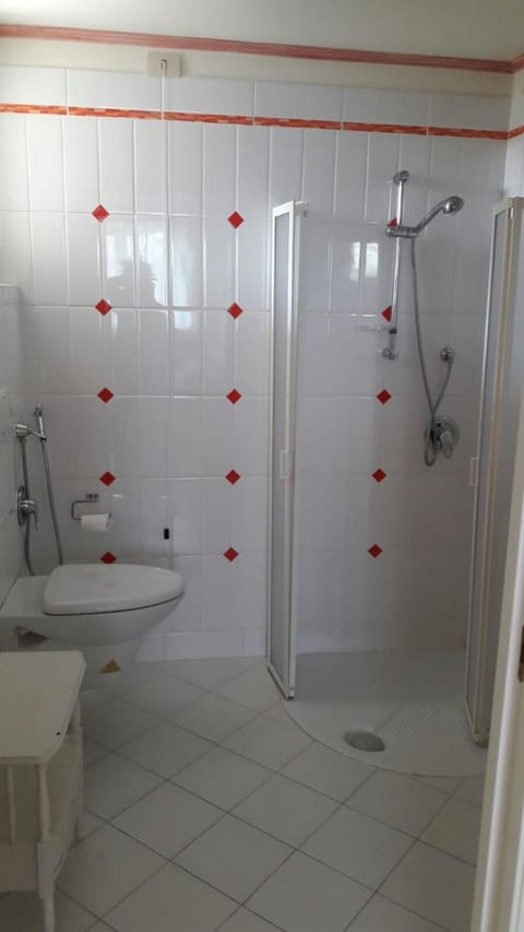 Shower, Toilet