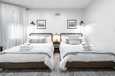 Riverfront Retreat - 2 Units - 3BR - Free Parking Apartment in Ohio City