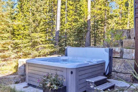 Ulerys Lake Cabin Hot Tub & Mountain Views Cabin in Big Sky