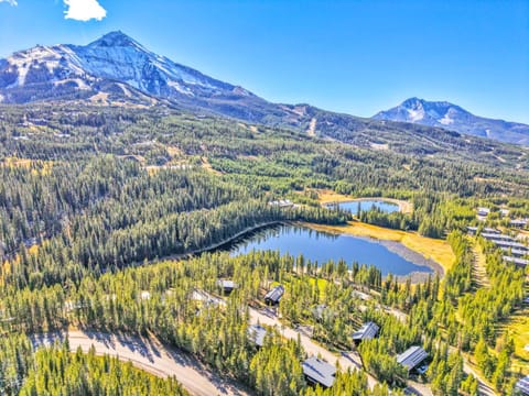 Ulerys Lake Cabin Hot Tub & Mountain Views Cabin in Big Sky
