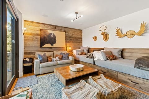 Ulerys Lake Cabin Hot Tub & Mountain Views Cabin in Big Sky