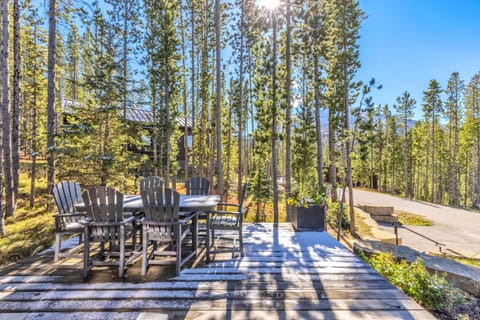 Ulerys Lake Cabin Hot Tub & Mountain Views Cabin in Big Sky