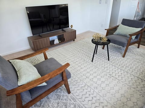 Communal lounge/ TV room, TV and multimedia, Living room, Seating area, Evening entertainment