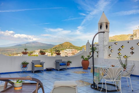 View (from property/room), Balcony/Terrace, Mountain view