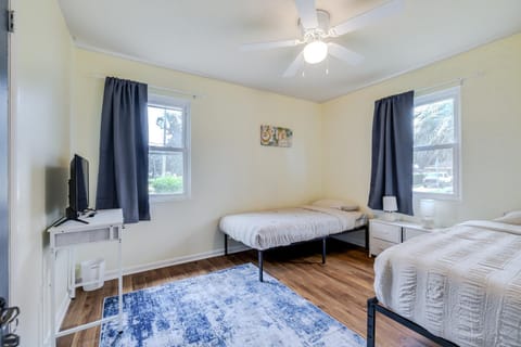 Bed, TV and multimedia, Bedroom