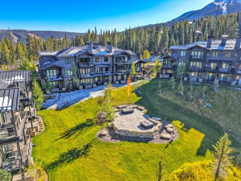 Moonlight Basin Retreat Ski-In Out Patio House in Big Sky
