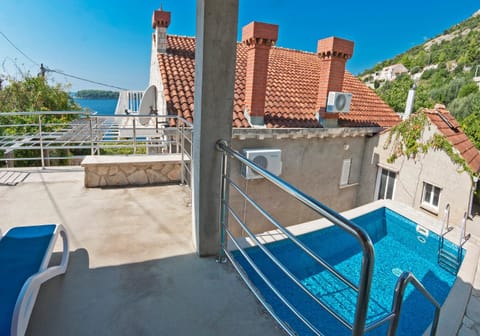 Swimming pool, Swimming pool