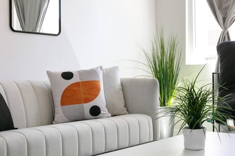 Central 3BR Apt Near Americana House in Eagle Rock