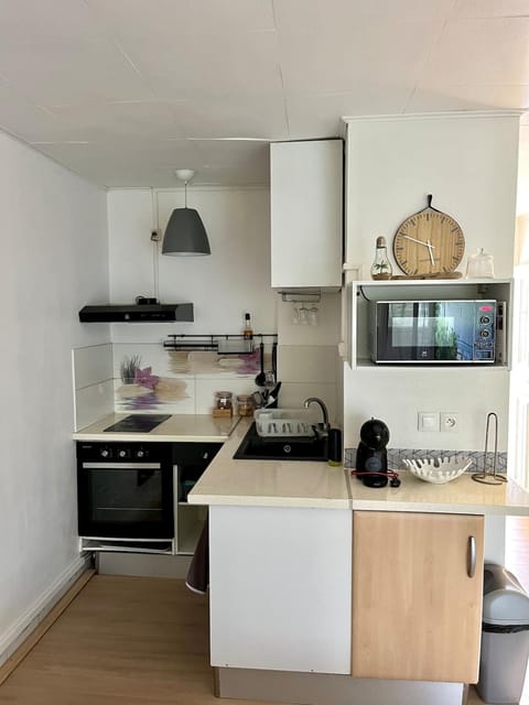 Coffee/tea facilities, Kitchen or kitchenette, microwave, oven, stove