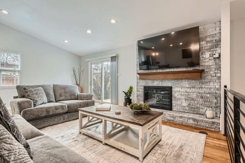 Communal lounge/ TV room, TV and multimedia, Living room, Seating area, Evening entertainment