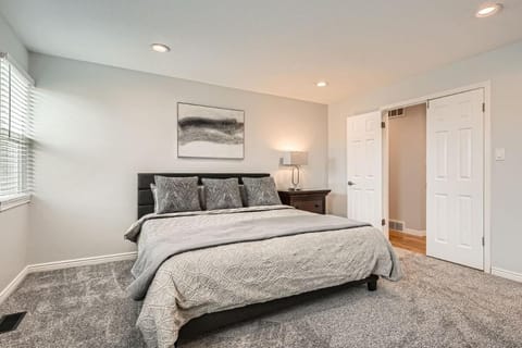 Bed, Photo of the whole room, Bedroom