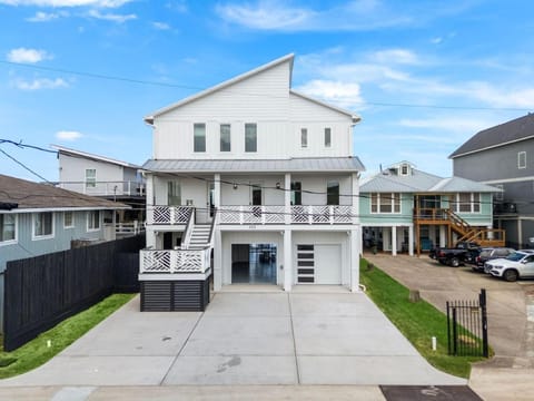 Brand new bayfront home, gorgeous pool House in Kemah