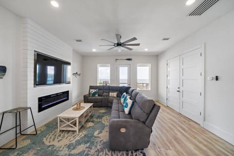 Brand new bayfront home, gorgeous pool House in Kemah