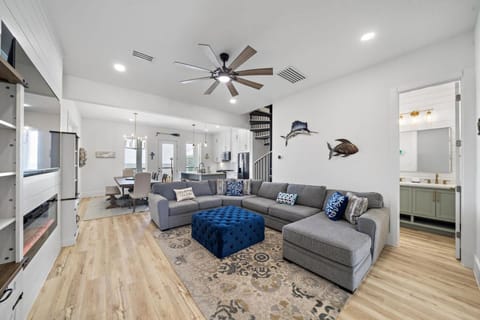 Brand new bayfront home, gorgeous pool House in Kemah