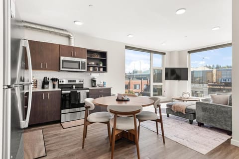 TV and multimedia, Dining area, oven, stove