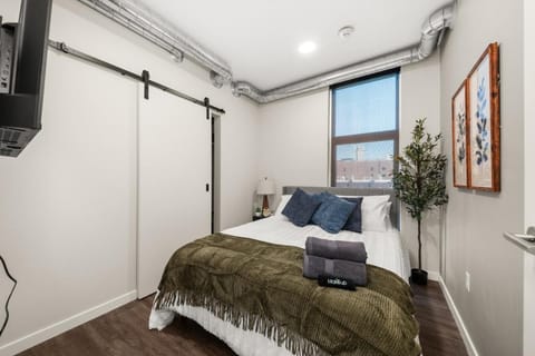 Bed, TV and multimedia, Bedroom