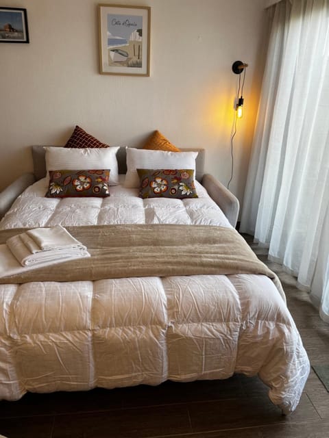 Bed, Living room