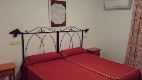 Bed, Photo of the whole room, air conditioner