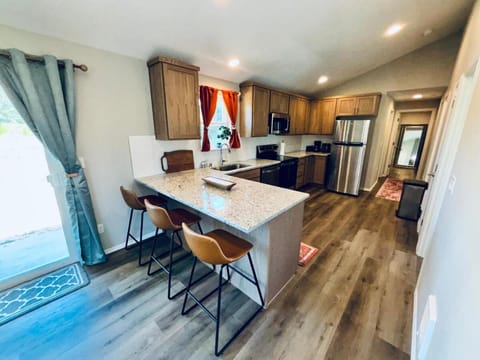 Kitchen or kitchenette, Seating area, Dining area