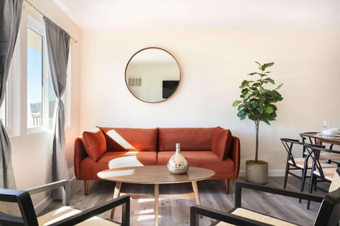 Unwind in Spacious 2BR Apt Sleeps 6 with Parking House in Eagle Rock