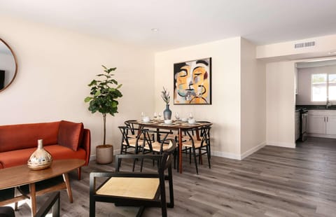 Unwind in Spacious 2BR Apt Sleeps 6 with Parking House in Eagle Rock