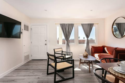 Unwind in Spacious 2BR Apt Sleeps 6 with Parking House in Eagle Rock