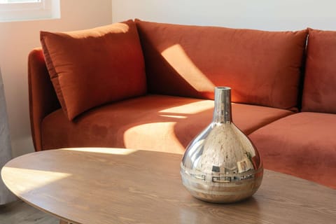 Unwind in Spacious 2BR Apt Sleeps 6 with Parking House in Eagle Rock