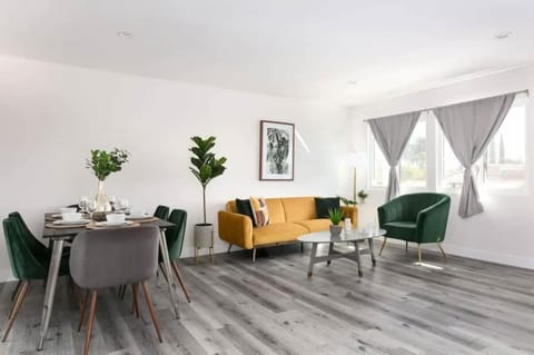 Luxury 3BR Condo Near Americana and Galleria House in Eagle Rock