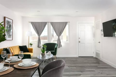 Luxury 3BR Condo Near Americana and Galleria House in Eagle Rock