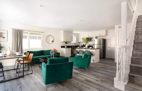 Relax in Spacious 3BR Apt Sleeps 8 and Parking House in Eagle Rock