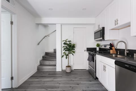 Enjoy Stylish 3BR Apt Sleeps 6 with Free Parking Apartment in Eagle Rock