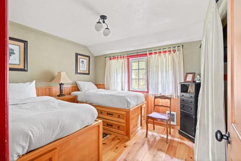 Riverfront Retreat - Mt Hood Views Sleeps 4 House in Welches