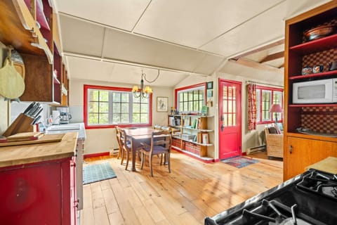 Riverfront Retreat - Mt Hood Views Sleeps 4 House in Welches