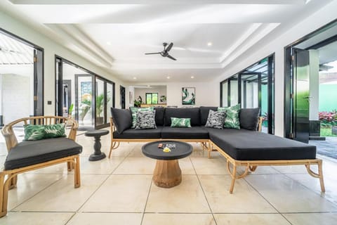 Ocean Two 3BR Private Pool in Oberoi Seminyak Villa in Kuta