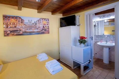 Bed, TV and multimedia, Photo of the whole room, Bedroom, towels