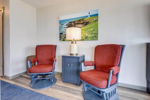 Ocean Front Condo, View of Lighthouse, Nye Beach! Nye Beacon House in Newport