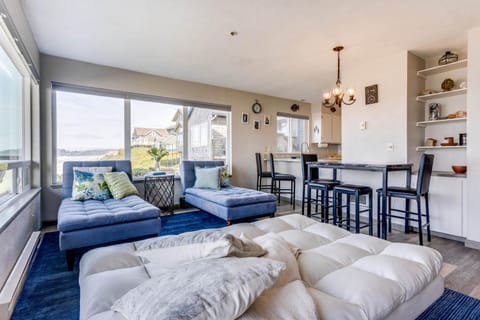 Ocean Front Condo, View of Lighthouse, Nye Beach! Nye Beacon House in Newport