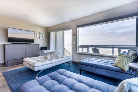 Ocean Front Condo, View of Lighthouse, Nye Beach! Nye Beacon House in Newport