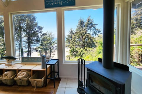Ocean View in Otter Rock! Wood Stove! Surfing~Otter Rock Hideaway House in Otter Rock