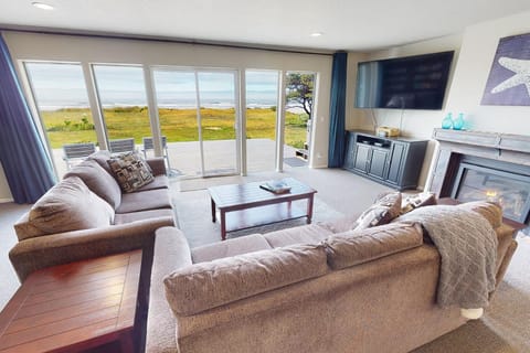 Ocean Front, Amazing Views! Hot Tub! Sandy Seclusion House in Oregon