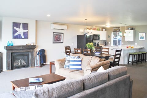 Ocean Front, Amazing Views! Hot Tub! Sandy Seclusion House in Oregon