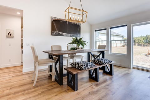 Close to Ocean Beaches, Hot Tub! Fire Pit! Dog Friendly! Seas the Moment House in Waldport