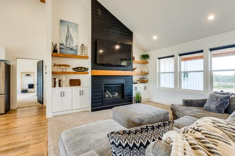 Close to Ocean Beaches, Hot Tub! Fire Pit! Dog Friendly! Seas the Moment House in Waldport