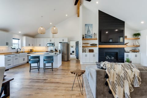 Close to Ocean Beaches, Hot Tub! Fire Pit! Dog Friendly! Seas the Moment House in Waldport