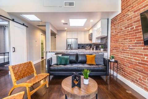 Gaslamp 2BR Upscale Queen Beds with Smart TV Apartment in Gaslamp Quarter