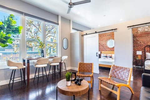 Gaslamp 2BR Upscale Queen Beds with Smart TV Apartment in Gaslamp Quarter