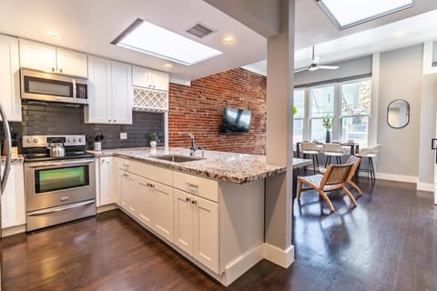 Gaslamp 2BR Upscale Queen Beds with Smart TV Apartment in Gaslamp Quarter